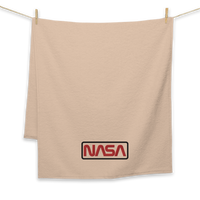 Serviette de plage 70x140 - Logo NASA Cerclé Serviette haut de gamme La serviette de bain haut de gamme exclusive "NASA SHOP FRANCE". Fabriquée à partir d'un tissu absorbant de haute qualité et qui durera longtemps, que vous l'utilisiez à la maison ou à la plage. Elle est fabriquée à partir de 100 % coton peigné extra doux et moelleux.