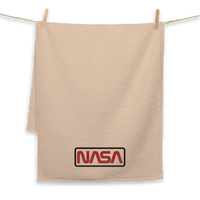 Serviette de plage - Logo NASA Cerclé Serviette haut de gamme La serviette de bain haut de gamme exclusive "NASA SHOP FRANCE". Fabriquée à partir d'un tissu absorbant de haute qualité et qui durera longtemps, que vous l'utilisiez à la maison ou à la plage. Elle est fabriquée à partir de 100 % coton peigné doux moelleux.