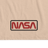 Serviette de plage couleur sable - Logo NASA Cerclé Serviette haut de gamme La serviette de bain haut de gamme exclusive "NASA SHOP FRANCE". Fabriquée à partir d'un tissu absorbant de haute qualité et qui durera longtemps, que vous l'utilisiez à la maison ou à la plage. Elle est fabriquée à partir de 100 % coton peigné extra doux et moelleux.