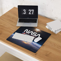 Tapis de souris pour gamer : Pour les fans de l'espace  Avec sa grande surface et ses coutures de qualité, ce tapis de souris de jeu transforme votre installation en une véritable station de jeu professionnelle.