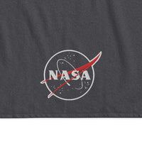 Logo NASA pour serviette de bain grise NASA haut de gamme exclusive "NASA SHOP FRANCE". Fabriquée à partir d'un tissu absorbant de haute qualité et qui durera longtemps, que vous l'utilisiez à la maison ou à la plage. Elle est fabriquée à partir de 100 % coton peigné extra doux et moelleux.