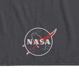Logo NASA pour serviette de bain grise NASA haut de gamme exclusive "NASA SHOP FRANCE". Fabriquée à partir d'un tissu absorbant de haute qualité et qui durera longtemps, que vous l'utilisiez à la maison ou à la plage. Elle est fabriquée à partir de 100 % coton peigné extra doux et moelleux.