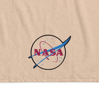 Serviette de bain couleur "sable" haut de gamme exclusive "NASA SHOP FRANCE". Fabriquée à partir d'un tissu absorbant de haute qualité que vous l'utilisiez à la maison ou à la plage. Elle est fabriquée à partir de 100 % coton peigné extra doux et moelleux. Broderie transparente NASA La broderie plate est une technique où les points sont brodés à plat sur le tissu, rien de plus beau sur une serviette de bain. Ce design est avec une broderie d'une épaisseur de 1,3 mm disponible en 3 tailles différentes