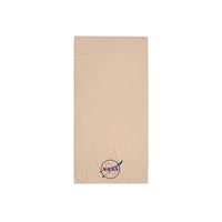 Serviette de bain couleur "sable" haut de gamme exclusive "NASA SHOP FRANCE". Fabriquée à partir d'un tissu absorbant de haute qualité que vous l'utilisiez à la maison ou à la plage. Elle est fabriquée à partir de 100 % coton peigné extra doux et moelleux. Broderie transparente NASA La broderie plate est une technique où les points sont brodés à plat sur le tissu, rien de plus beau sur une serviette de bain. Ce design est avec une broderie d'une épaisseur de 1,3 mm