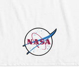 Serviette de bain NASA Logo Transparent haut de gamme exclusive "NASA SHOP FRANCE". Fabriquée à partir d'un tissu absorbant de haute qualité et qui durera longtemps, que vous l'utilisiez à la maison ou à la plage. Elle est fabriquée à partir de 100 % coton peigné extra doux et moelleux. Broderie plate La broderie plate est une technique où les points sont brodés à plat sur le tissu, rien de plus beau sur une serviette de bain. Ce design est avec une broderie d'une épaisseur de 1,3 mm en 70x140