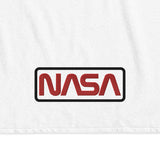 Serviette de plage - Logo NASA avec Broderie haut de gamme  La broderie plate est une technique où les points sont brodés à plat sur le tissu, rien de plus beau sur une serviette de bain.  Ce design est avec une broderie d'une épaisseur de 1,3 mm.