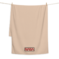 Serviette de plage 100x210 - Logo NASA Cerclé Serviette haut de gamme La serviette de bain haut de gamme exclusive "NASA SHOP FRANCE". Fabriquée à partir d'un tissu absorbant de haute qualité et qui durera longtemps, que vous l'utilisiez à la maison ou à la plage. Elle est fabriquée à partir de 100 % coton peigné extra doux et moelleux.