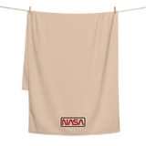 Serviette de plage 100x210 - Logo NASA Cerclé Serviette haut de gamme La serviette de bain haut de gamme exclusive "NASA SHOP FRANCE". Fabriquée à partir d'un tissu absorbant de haute qualité et qui durera longtemps, que vous l'utilisiez à la maison ou à la plage. Elle est fabriquée à partir de 100 % coton peigné extra doux et moelleux.
