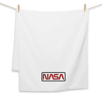 Serviette de plage 70x140 - Logo NASA avec Broderie haut de gamme La broderie plate est une technique où les points sont brodés à plat sur le tissu, rien de plus beau sur une serviette de bain. Ce design est avec une broderie d'une épaisseur de 1,3 mm.