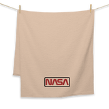 Serviette de plage 70x140 - Logo NASA Cerclé Serviette haut de gamme La serviette de bain haut de gamme exclusive "NASA SHOP FRANCE". Fabriquée à partir d'un tissu absorbant de haute qualité et qui durera longtemps, que vous l'utilisiez à la maison ou à la plage. Elle est fabriquée à partir de 100 % coton peigné extra doux et moelleux.