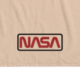 Serviette de plage couleur sable - Logo NASA Cerclé Serviette haut de gamme La serviette de bain haut de gamme exclusive "NASA SHOP FRANCE". Fabriquée à partir d'un tissu absorbant de haute qualité et qui durera longtemps, que vous l'utilisiez à la maison ou à la plage. Elle est fabriquée à partir de 100 % coton peigné extra doux et moelleux.