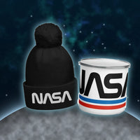 Coffret Cocooning NASA : bonnet à pompon noir au logo Worm et mug émaillé NASA
